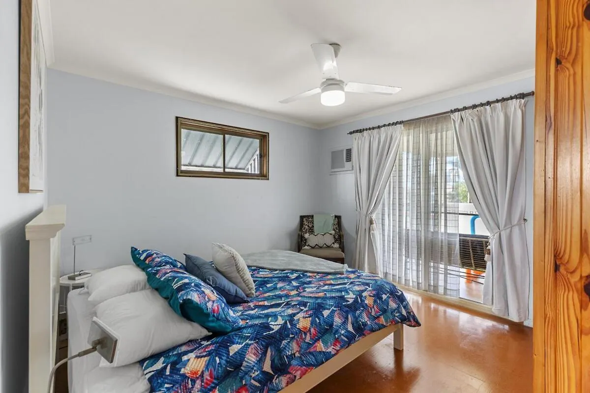 Shore Beats Work! Tin Can Bay Holiday home