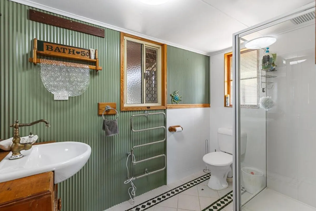 Shore Beats Work! Tin Can Bay Holiday home